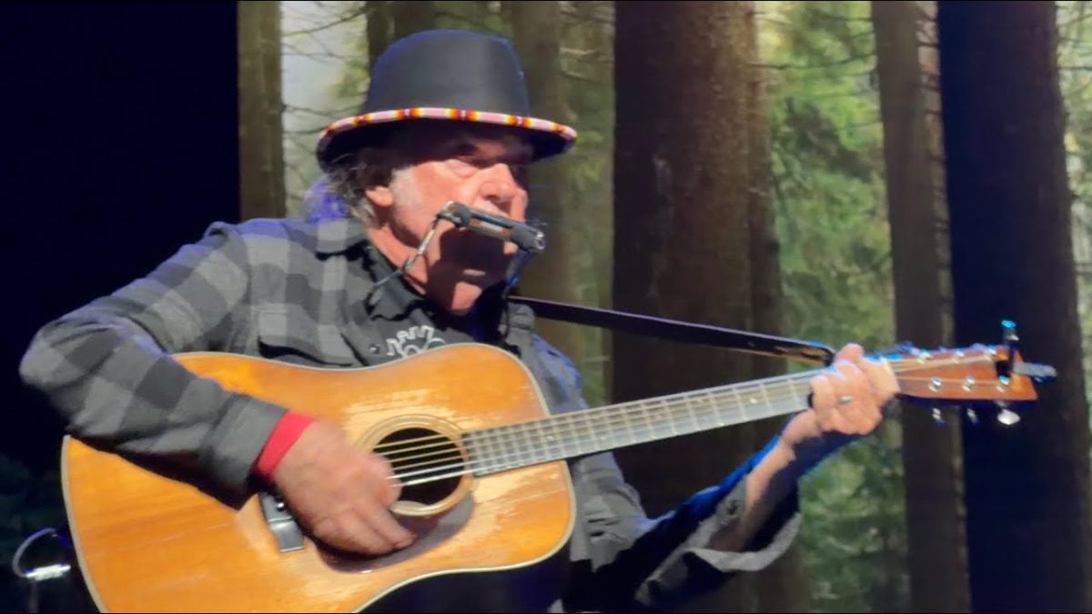 Neil Young Performs Heart of Gold | Surprise Appearance
