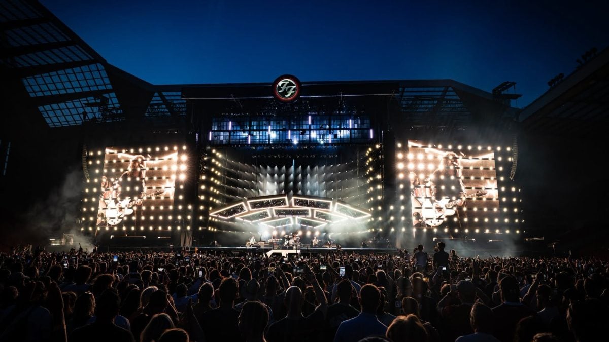 Foo Fighters Premiere Beatles Cover In Liverpool