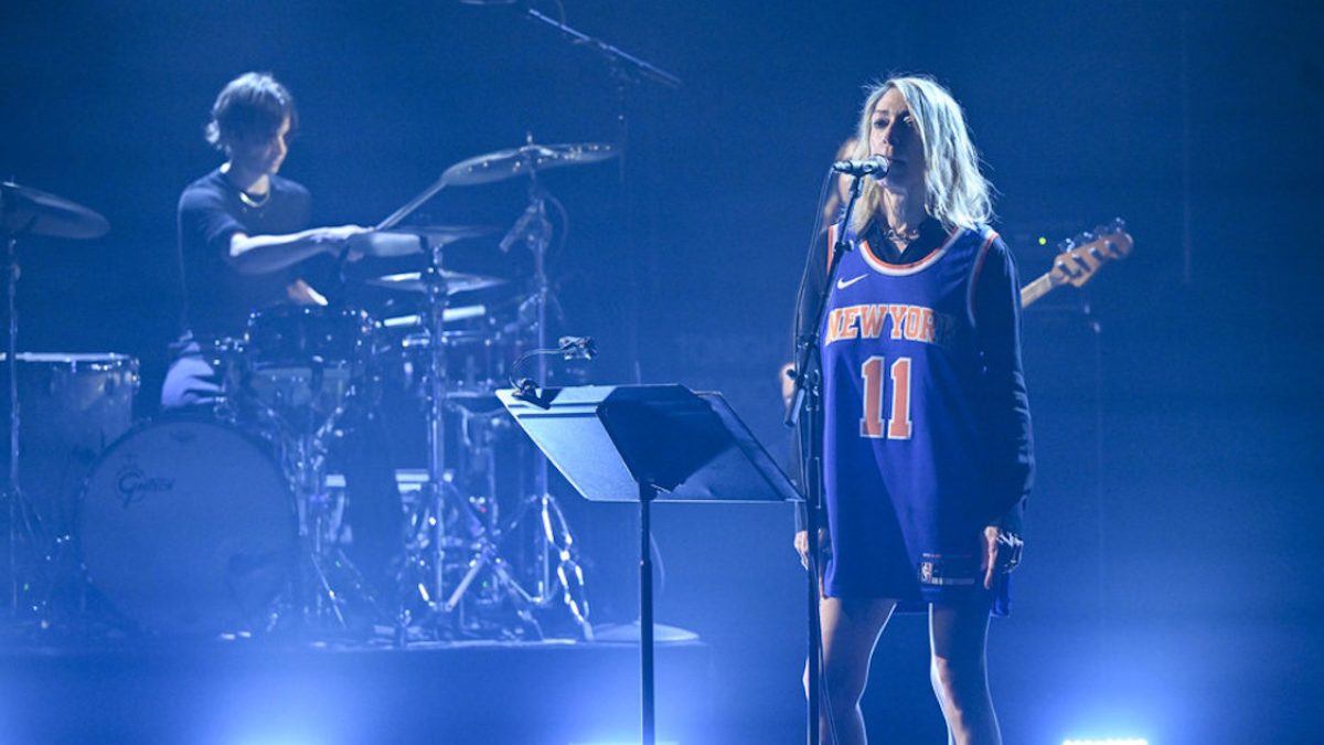 Kim Gordon Reps New York Knicks For 'PLAY ME' Performance On 'Fallon'