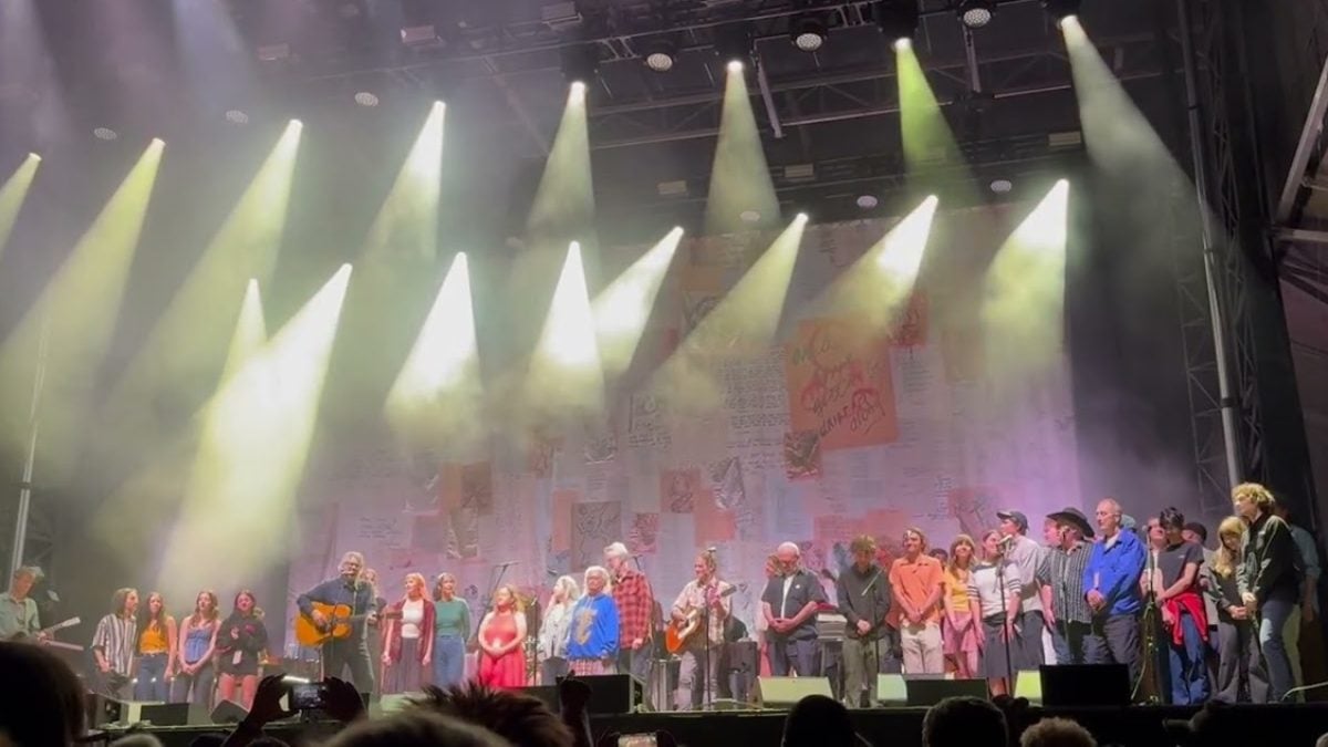 Wilco, Billy Bragg & Natalie Merchant Play ‘Mermaid Avenue’ Live For 1st Time At Solid Sound