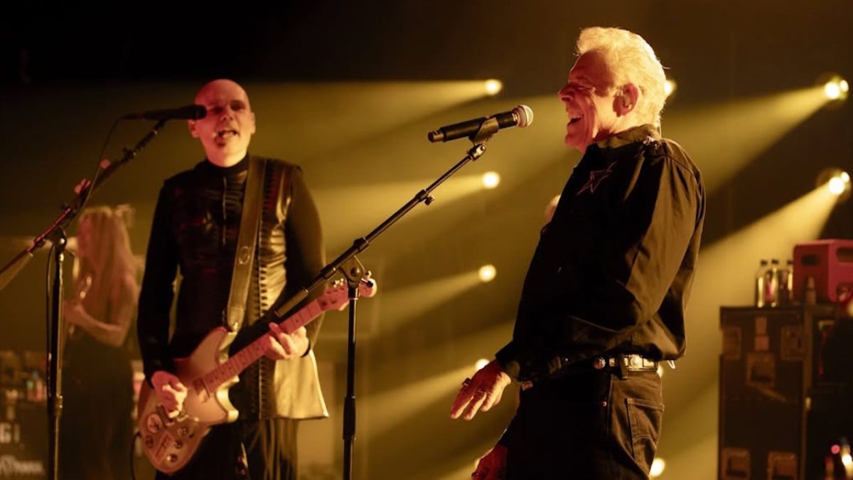 Smashing Pumpkins Perform ‘Brady Bunch’s’ ‘Sunshine Day’ With Barry Williams