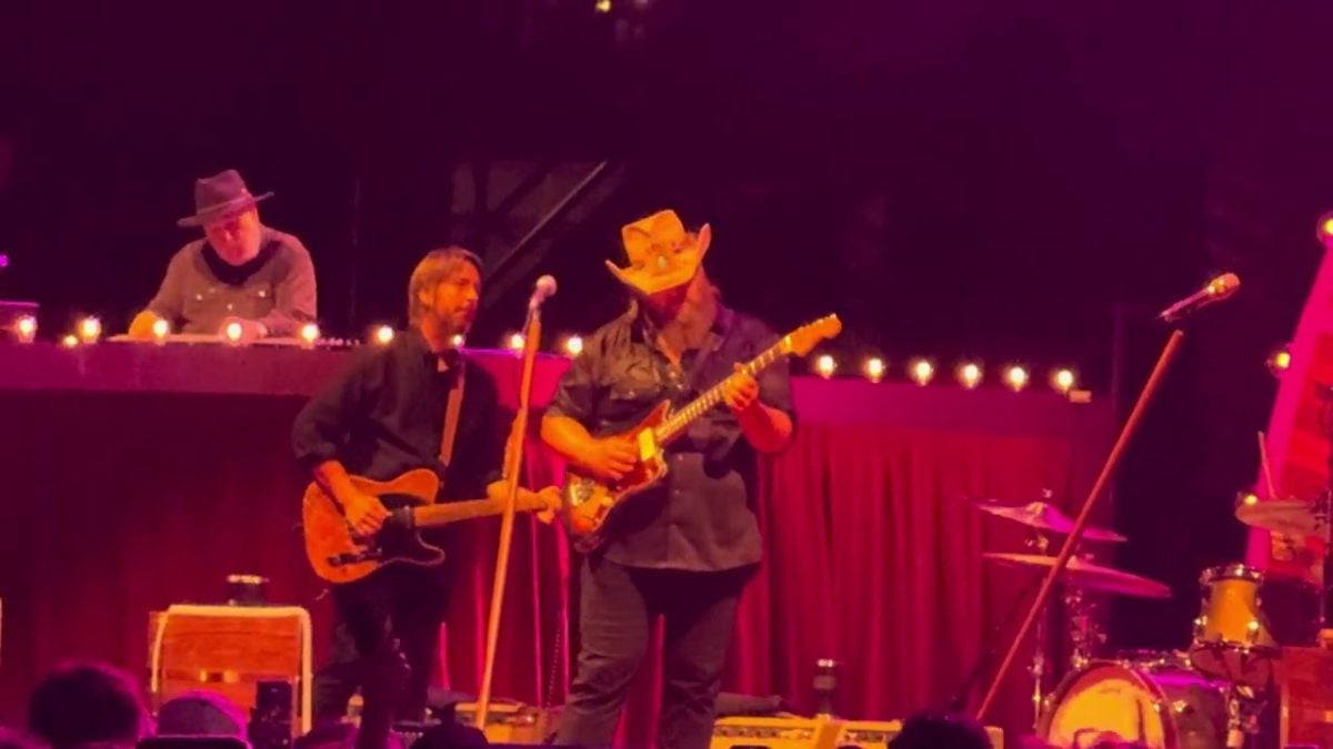 Chris Stapleton pays tribute to Dolly Parton