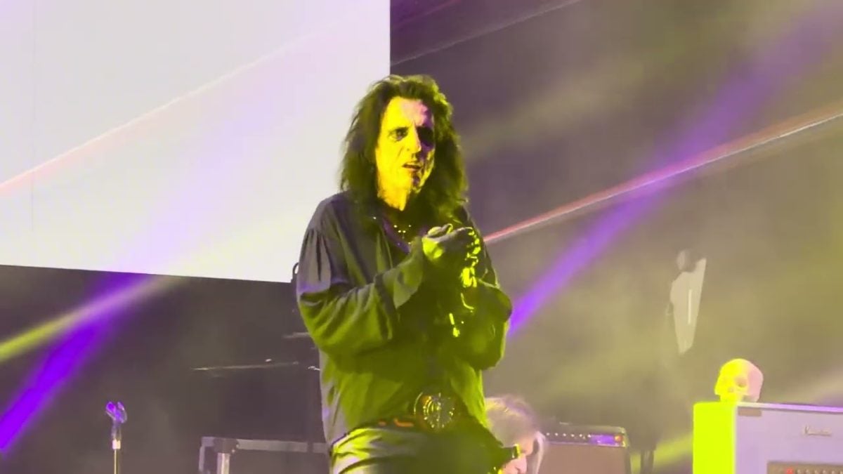 The Hollywood Vampires with Ronnie Wood - “Brown Sugar (live)”