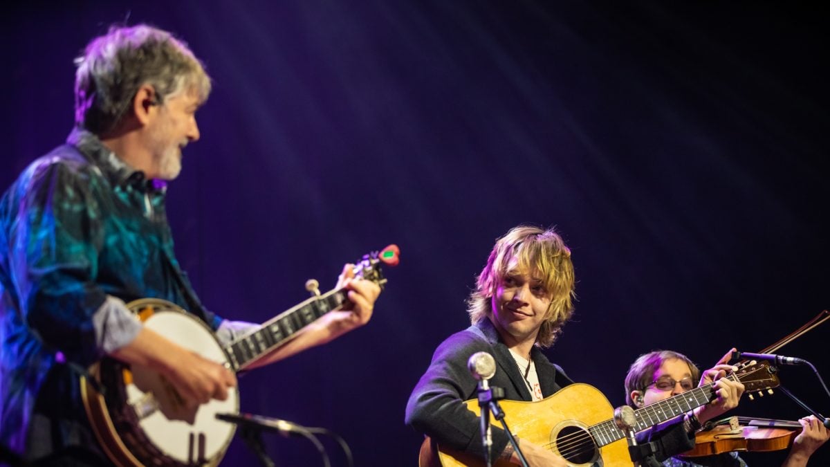 Billy Strings Sings ‘Tennessee’ With Béla Fleck & Bluegrass Heavyweights At The Ryman