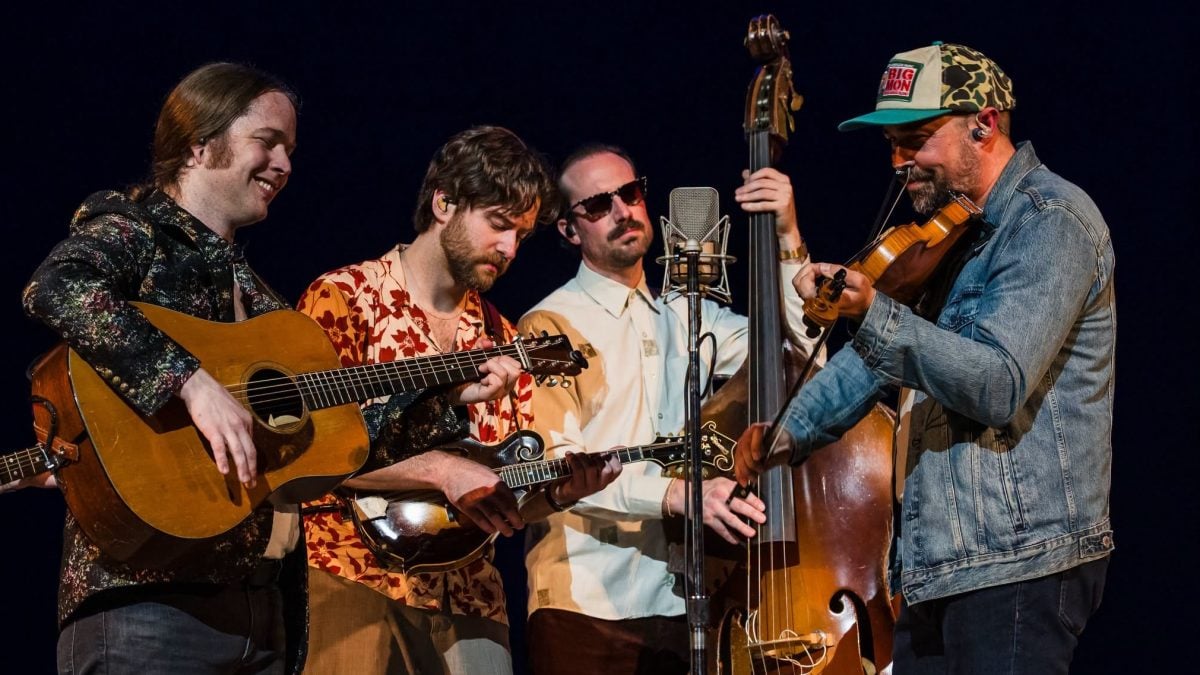 The Food Stamps Members Join Billy Strings For Single Mic Session In Los Angeles
