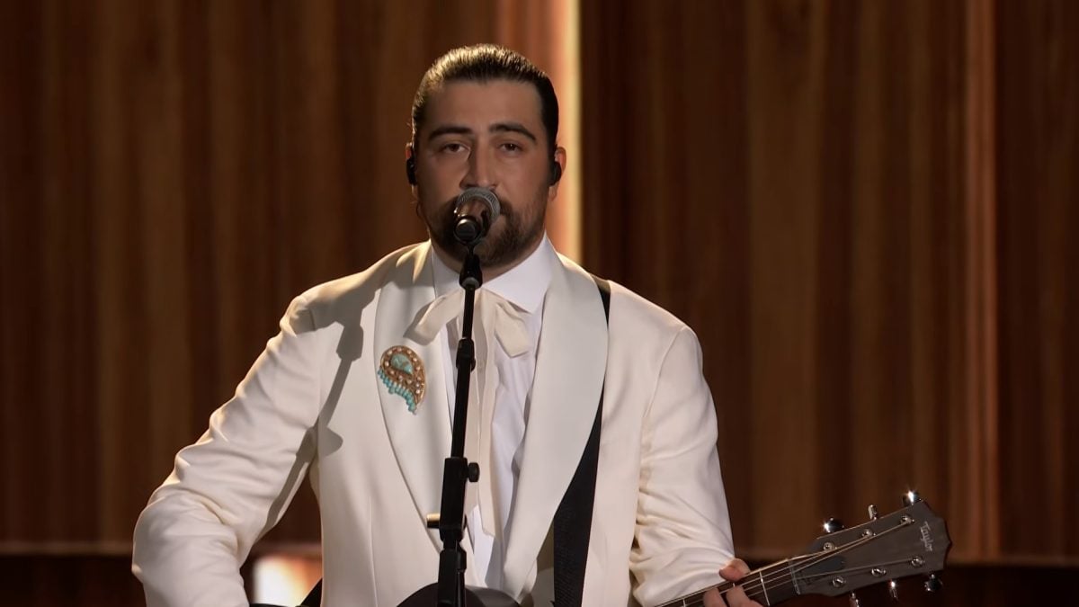 Watch Noah Kahan Cover Simon & Garfunkel’s ‘Bridge Over Troubled Water’ At 2026 Emmys